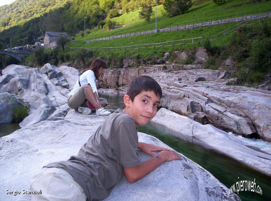 43 Maria e Luca sui sassi di Lavertezzo.jpg